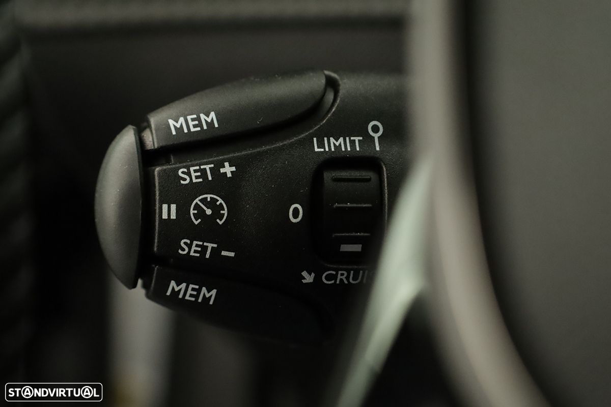 Peugeot 2008 1.2 PureTech Allure EAT8 - 18
