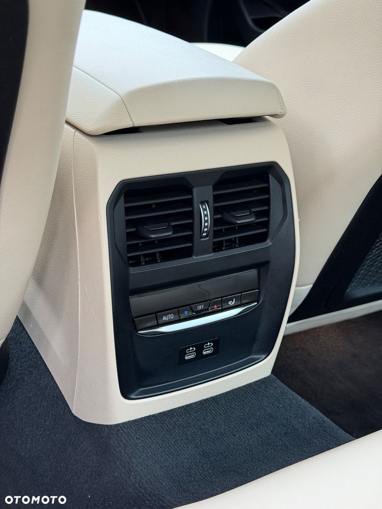 BMW Seria 3 330i xDrive Sport Line - 13