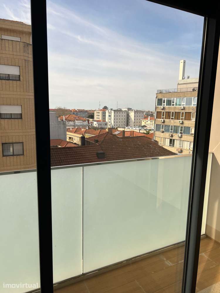T2 com varanda, garagem e localização privilegiada em Paranhos, Porto - Grande imagem: 2/12