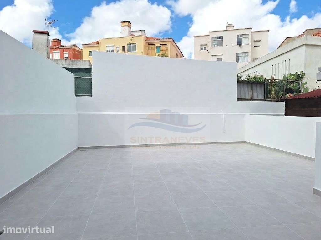 T3, 1º andar com dois terraços, em remodelação total. - Grande imagem: 3/14
