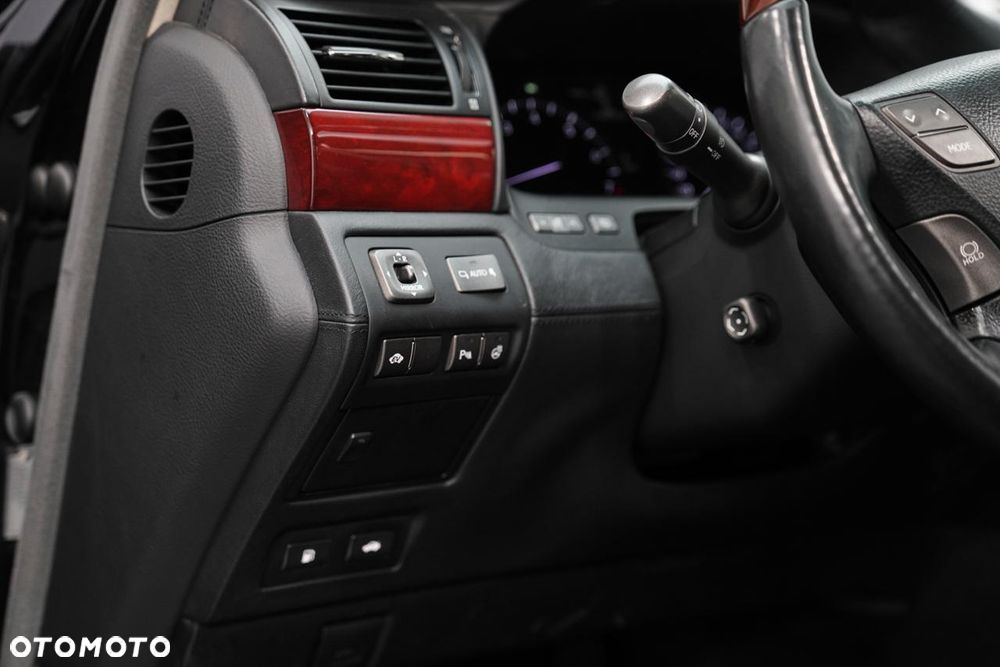 Lexus LS - 22