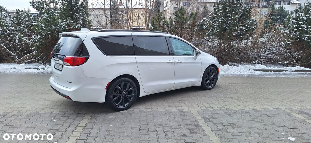 Chrysler Pacifica - 1