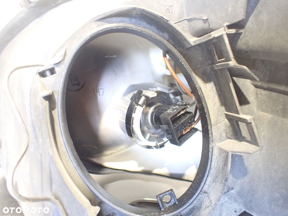 LAMPA PRAWA PRZEDNIA XENON AUDI A3 8P 2.0TDI - 11