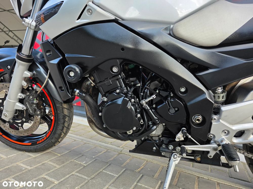 Suzuki GSR - 11