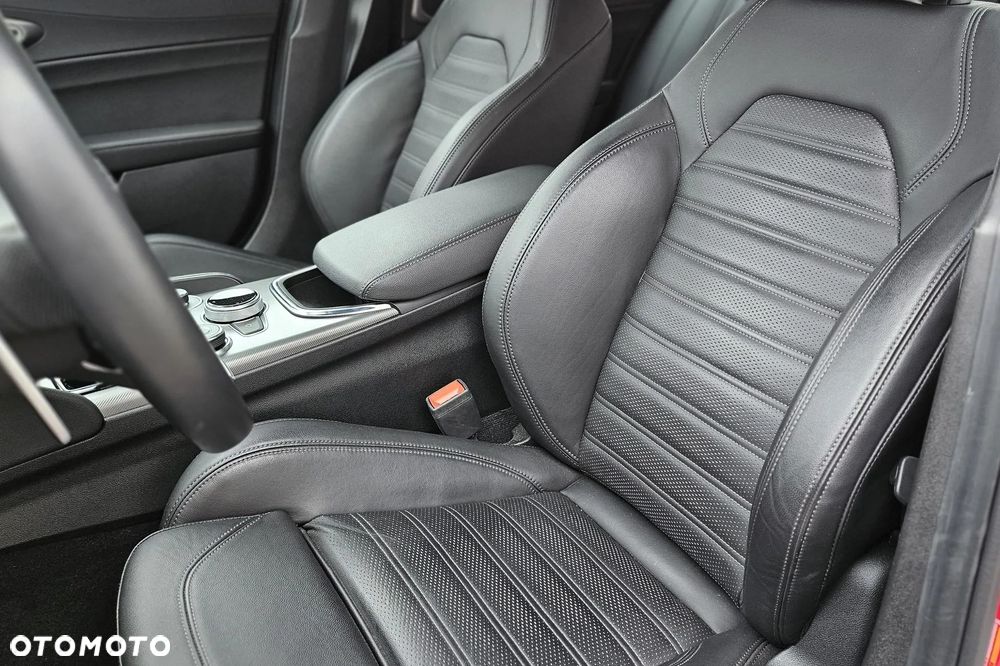Alfa Romeo Giulia 2.0 Turbo 16V AT8-Q4 Ti - 22