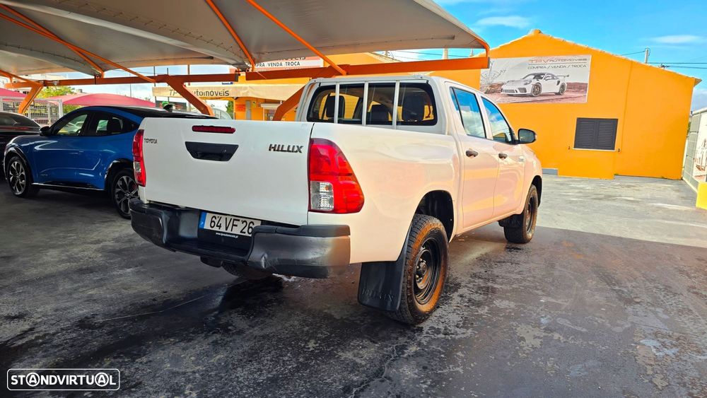 Toyota Hilux 2.4 D-4D 2WD CD Tracker - 2