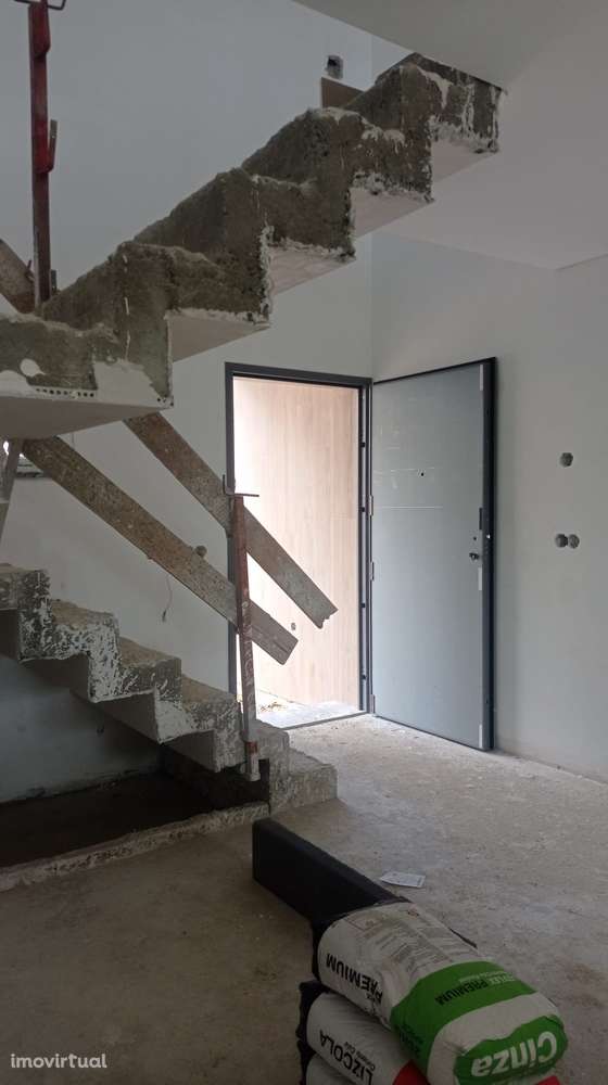 Moradia isolada T4 na Sobreda em fase de construção - Grande imagem: 2/5