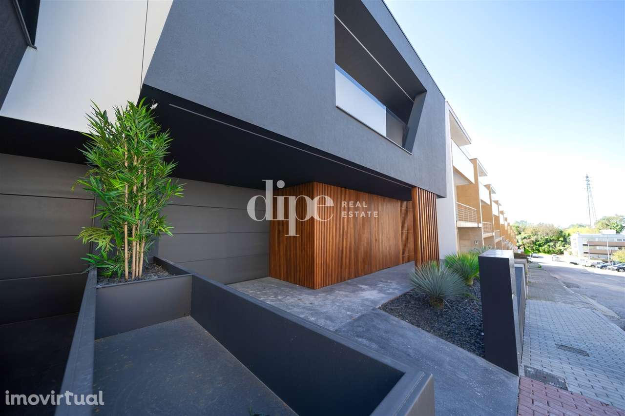 Moradia T3 com piscina em fase final construção - Grande imagem: 2/19