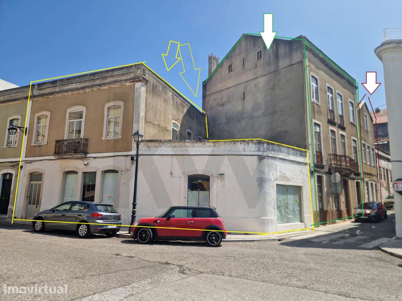 Três prédios contíguos na Praça Velha da Figueira da Foz - Grande imagem: 2/15