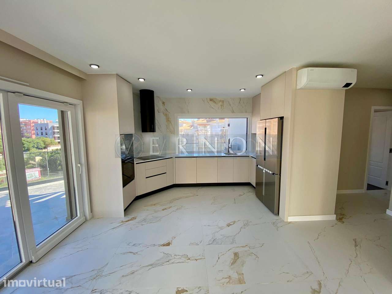 Exclusivo Apartamento T2+2 com Terraço Privado em Armação de Pêra