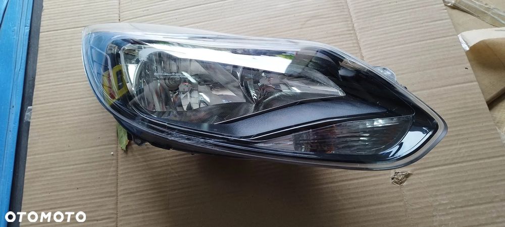 prawa lampa focus mk3 czarna bm5113w029 - 1