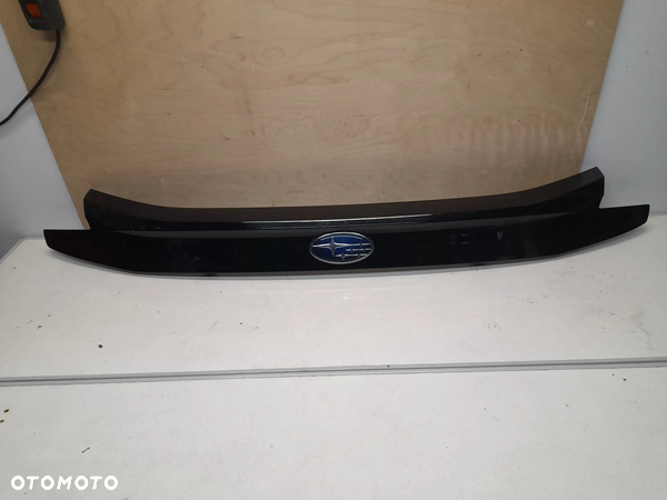 SUBARU FORESTER BLENDA LISTWA TYLNEJ KLAPY C16010130