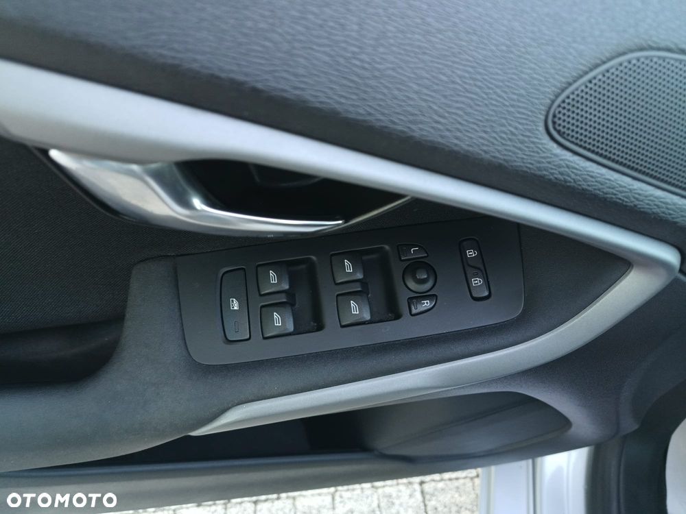 Volvo V40 D4 Momentum - 19