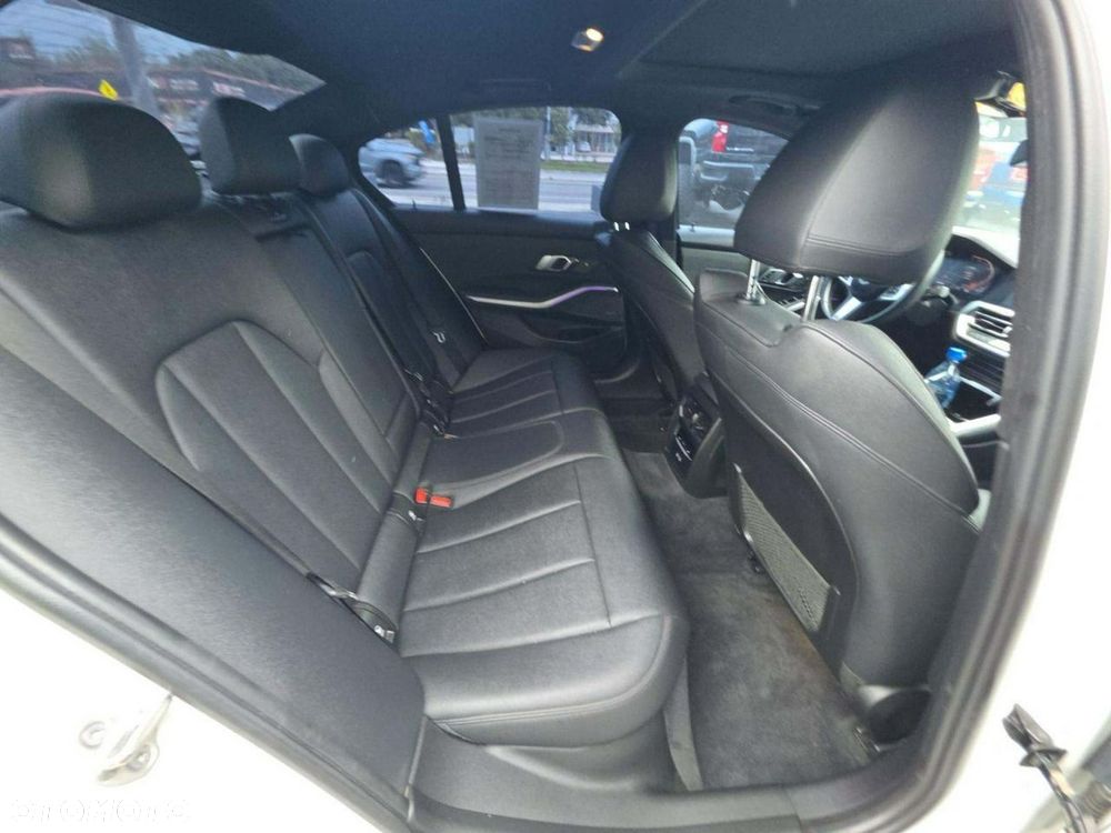 BMW Seria 3 330i M Sport - 9
