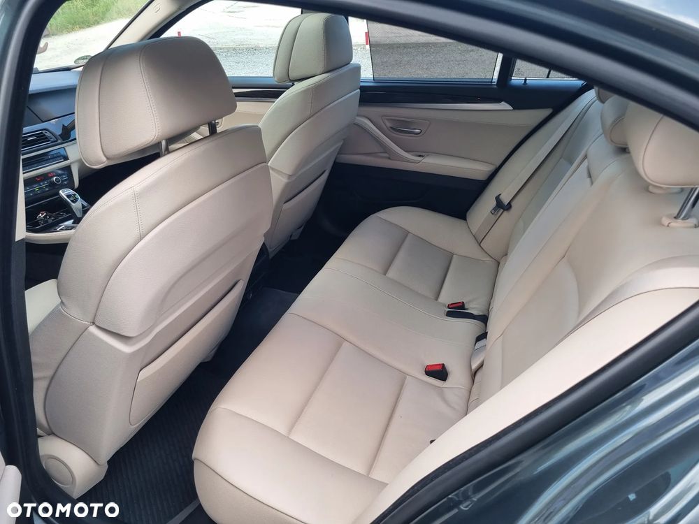 BMW Seria 5 528i Sport-Aut Luxury Line - 23