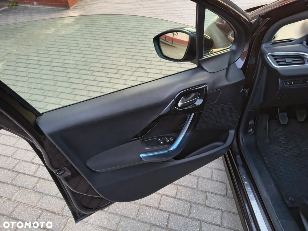 Peugeot 208 - 12