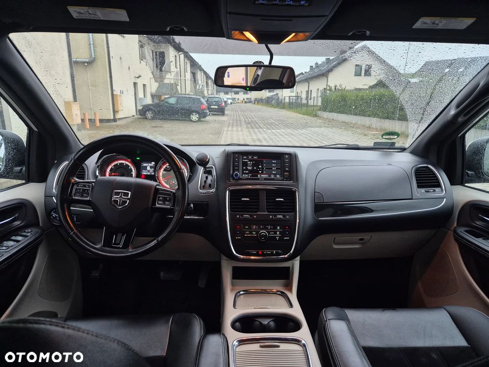 Dodge Grand Caravan - 11
