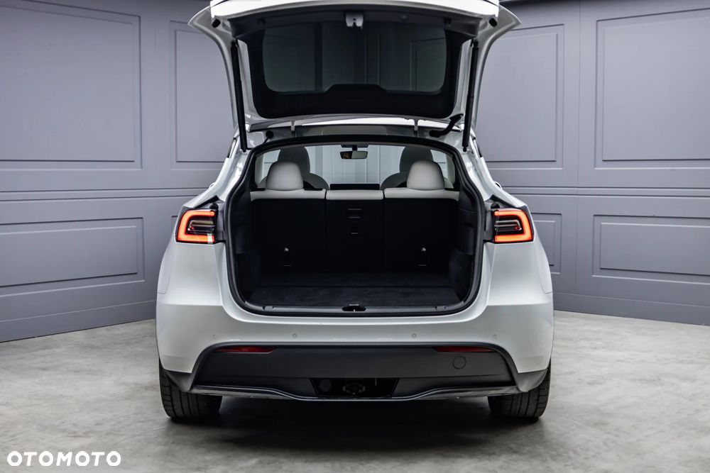 Tesla Model Y - 37