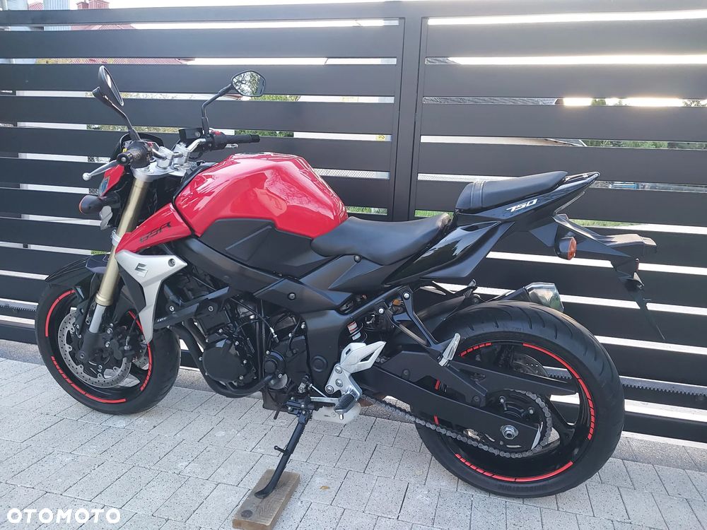 Suzuki GSR - 8