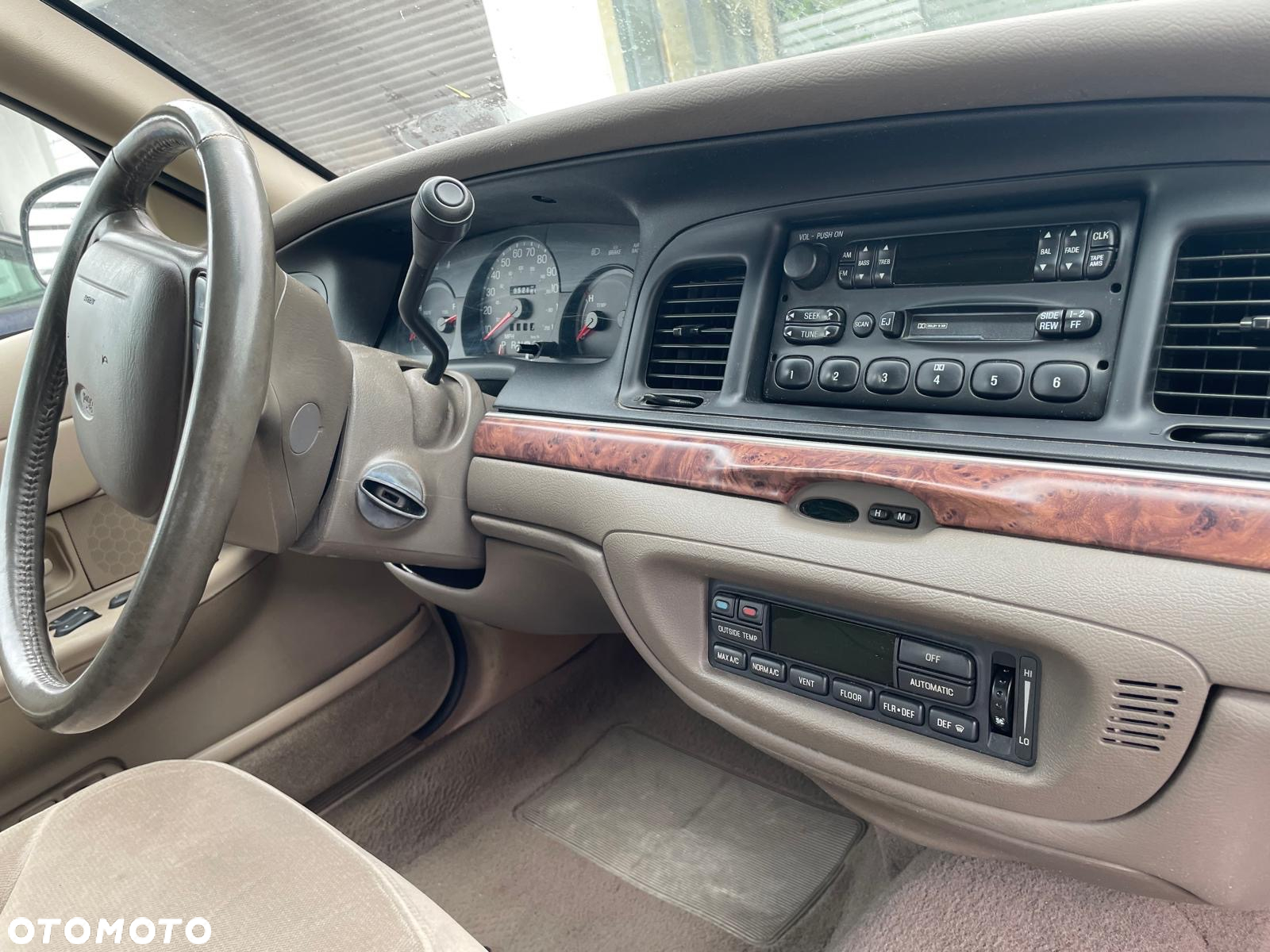 Ford Crown Victoria 4.6 LTD LX - 12