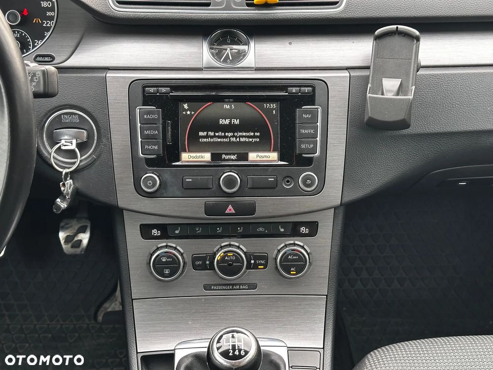 Volkswagen Passat 2.0 TDI DPF BlueMotion Technology Comfortline - 13