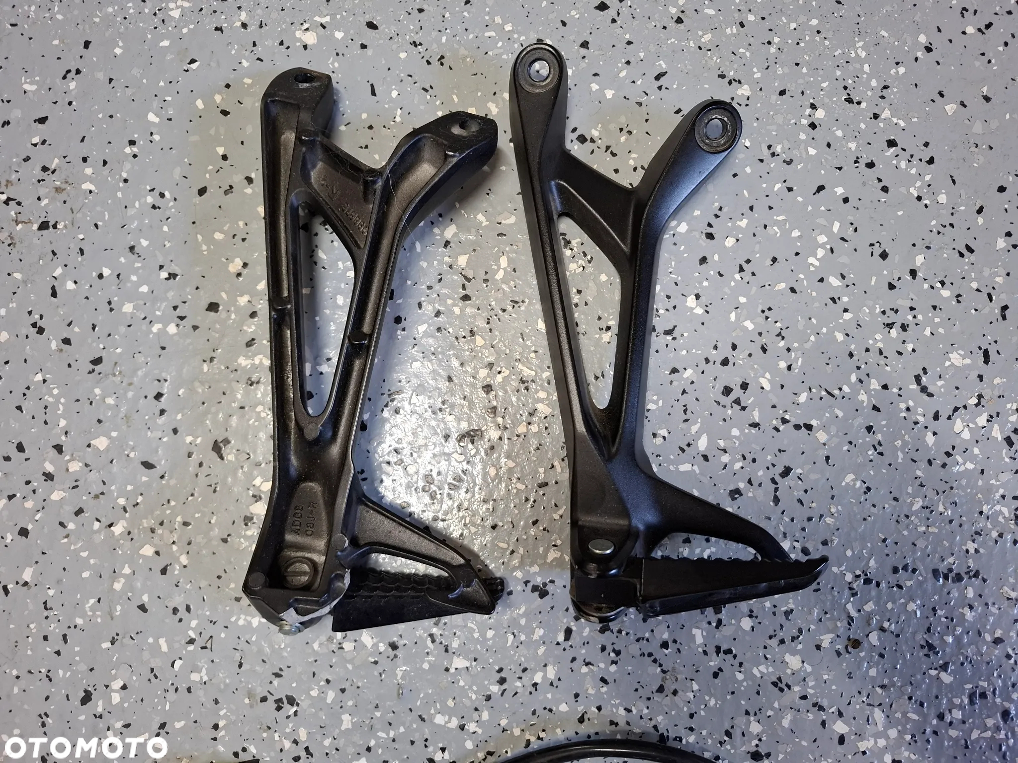 Suzuki GSXS 750 set podnóżek pasażera kierowcy - 4