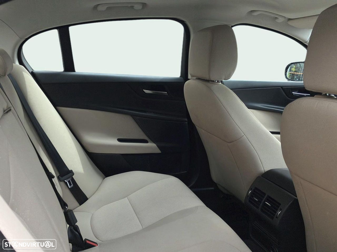 Jaguar XE - 19