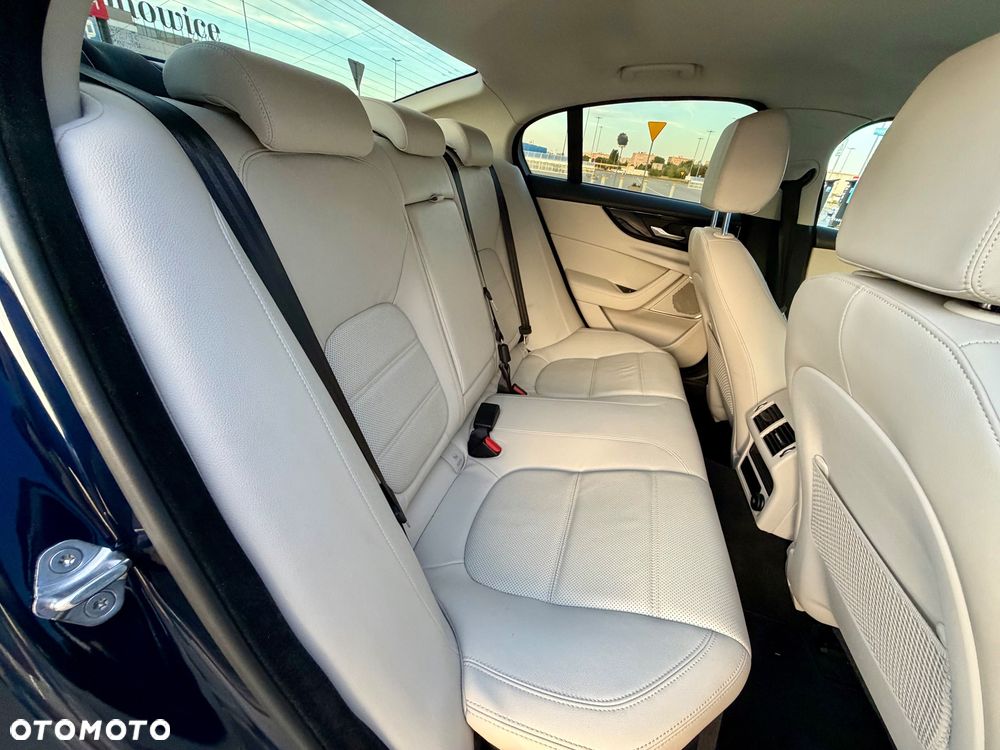 Jaguar XE D180 S - 14