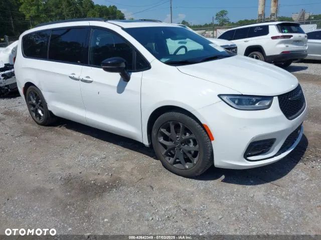 Chrysler Pacifica - 1
