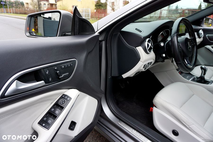 Mercedes-Benz CLA 180 Peak Edition - 19