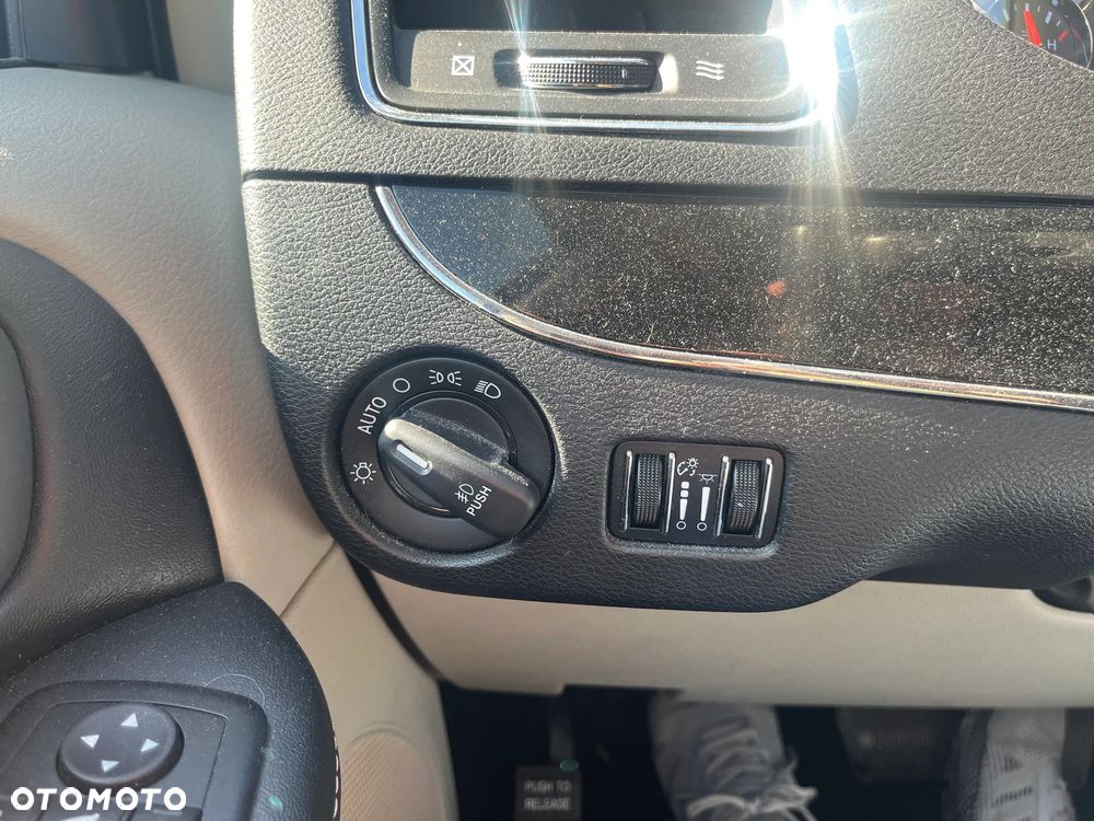 Chrysler Town & Country - 25