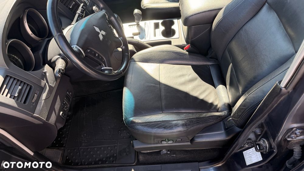 Mitsubishi Pajero 3.8 V6 Instyle - 16