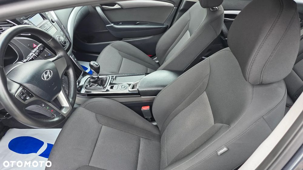 Hyundai i40 Kombi blue 1.6 Family - 16