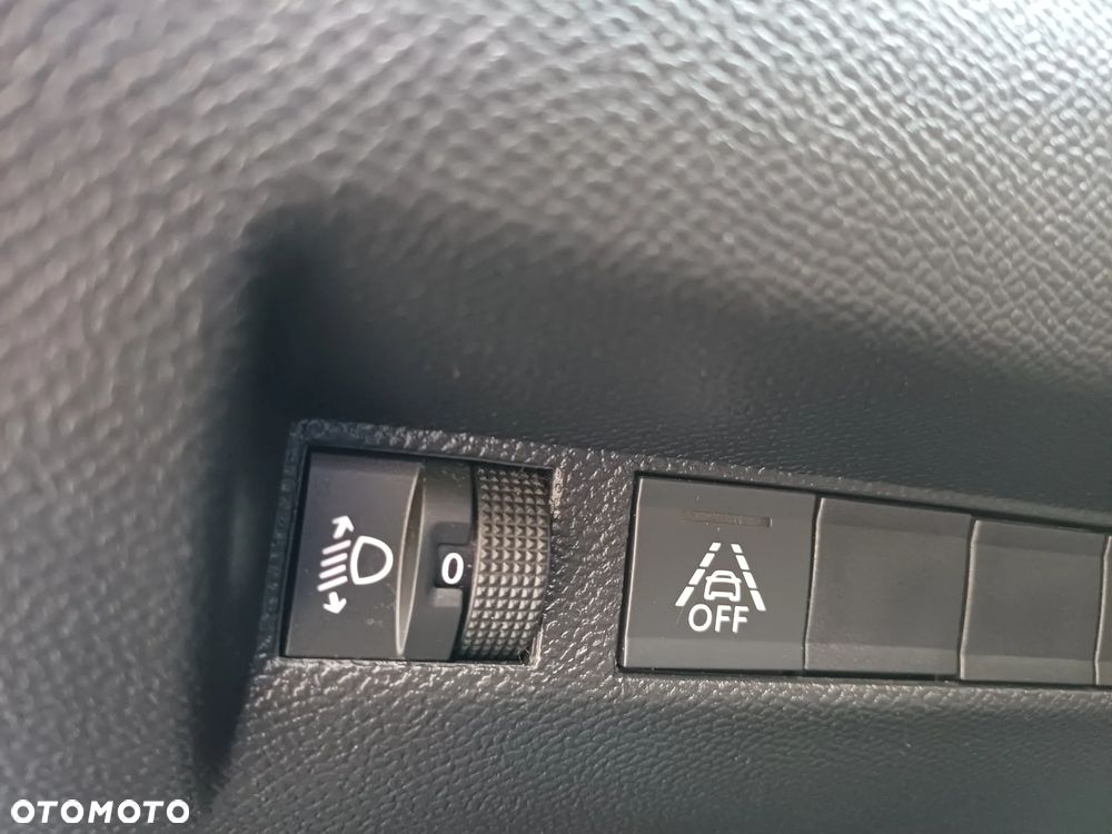 Peugeot 2008 1.5 BlueHDi Allure S&S - 21