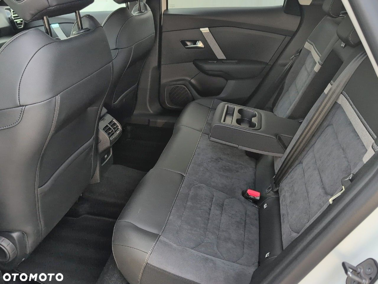 Citroën C4 1.2 PureTech Max S&S EAT8 - 10