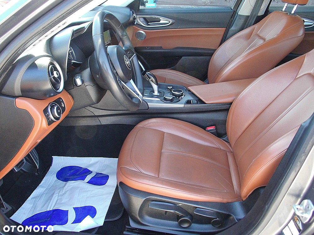 Alfa Romeo Giulia 2.2 AT8 Business - 2