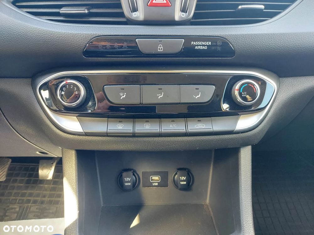 Hyundai i30 1.5 DPI Classic + - 15