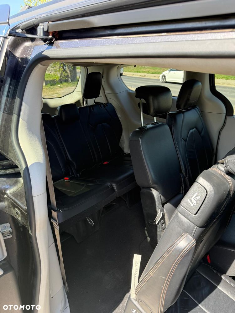 Chrysler Pacifica - 11