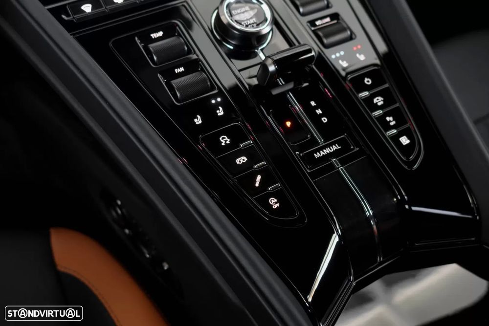 Aston Martin DB12 Coupé - 12