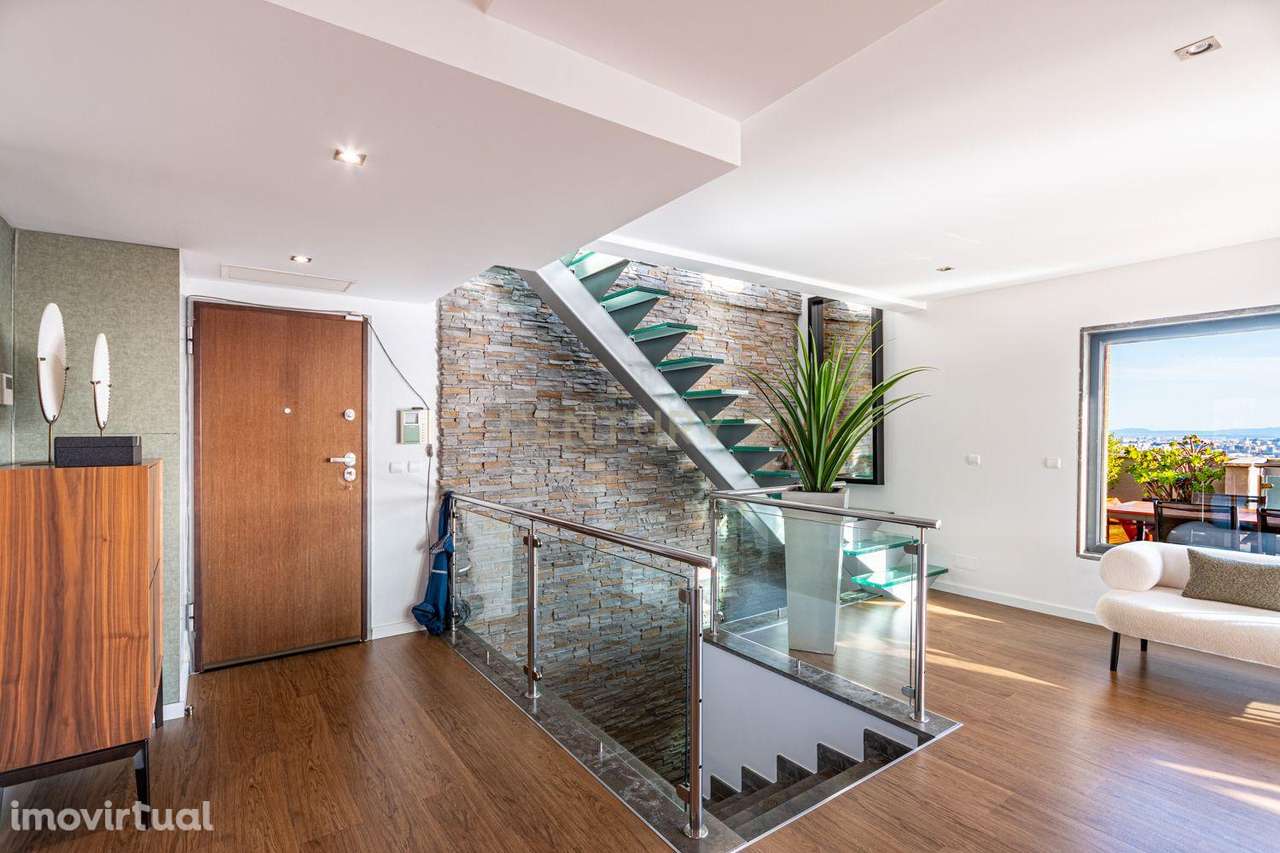 APARTAMENTO T4 TRIPLEX- URB JARDIM DA AMOREIRA - ODIVELAS - Grande imagem: 2/57