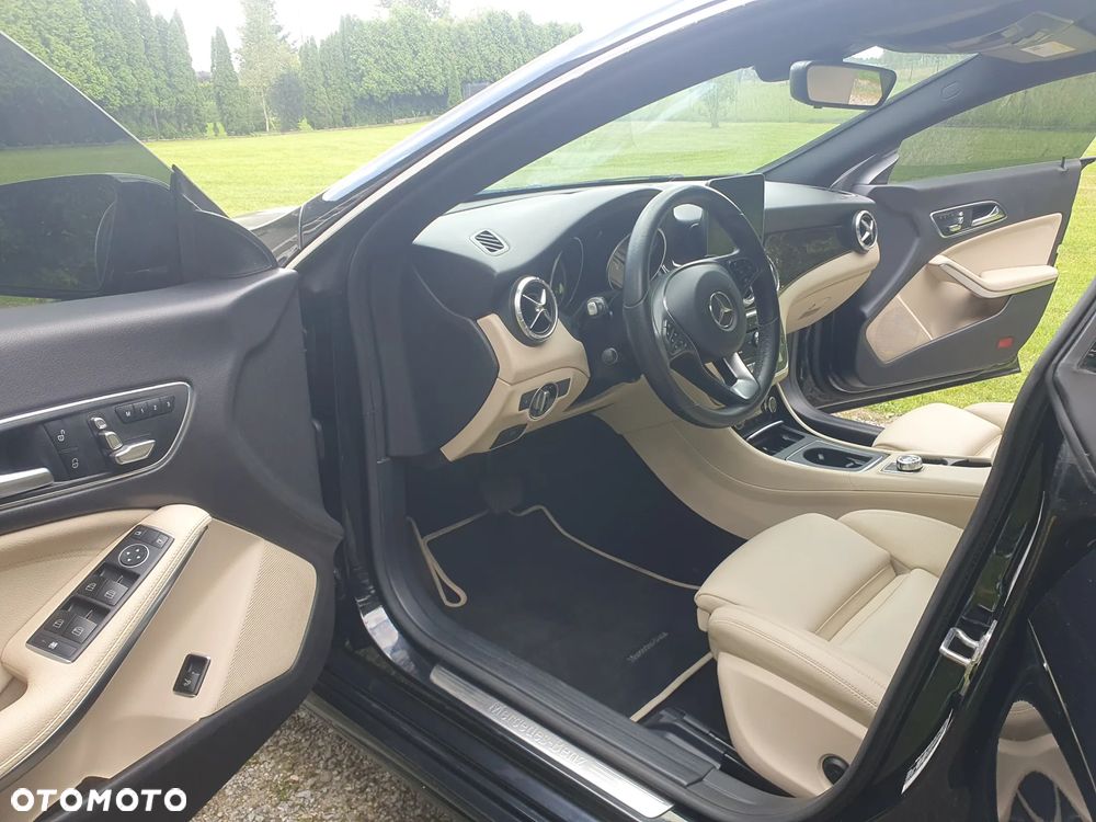 Mercedes-Benz CLA 250 7G-DCT Urban - 20