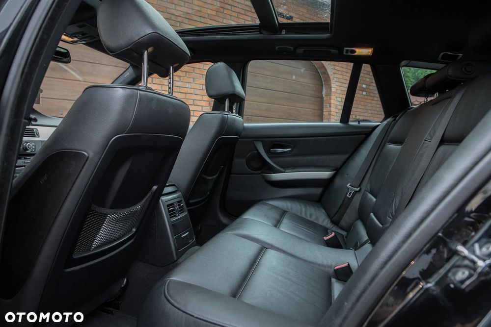 BMW Seria 3 330xi Touring - 25