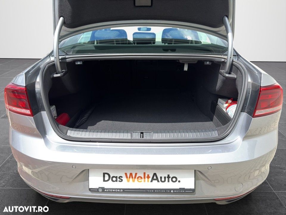 Volkswagen Passat - 11