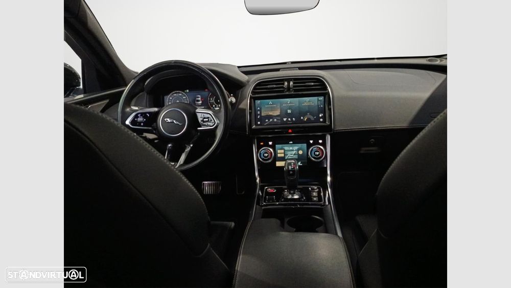 Jaguar XE 2.0 D200 R-Dynamic S - 12