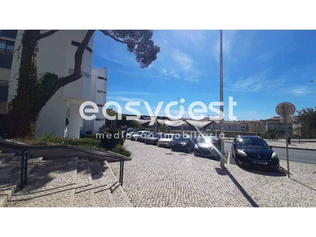 Terreno em plena Estação de Comboios, para T1, T2, T3 e T4 c/garagem - Grande imagem: 4/15