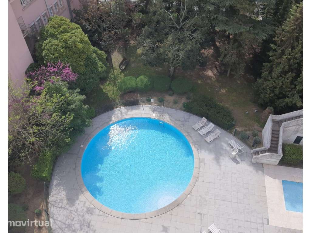 T3 com 2 lugares de estacionamento em condomínio com jardim e piscina. - Grande imagem: 3/19