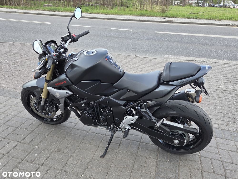Suzuki GSR - 8