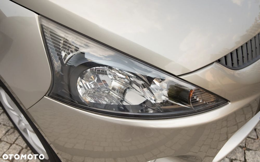 Mitsubishi Grandis 2.4 Intense - 12