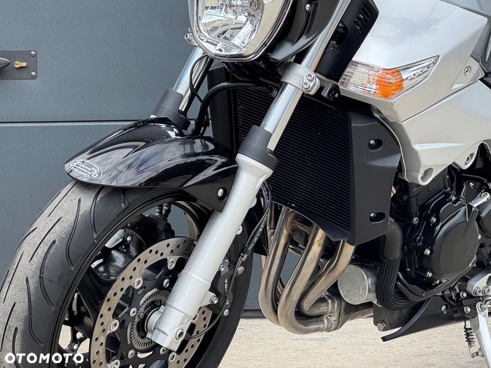Suzuki GSR - 23