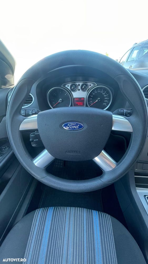 Ford Focus 1.6 TDCi DPF Style - 9